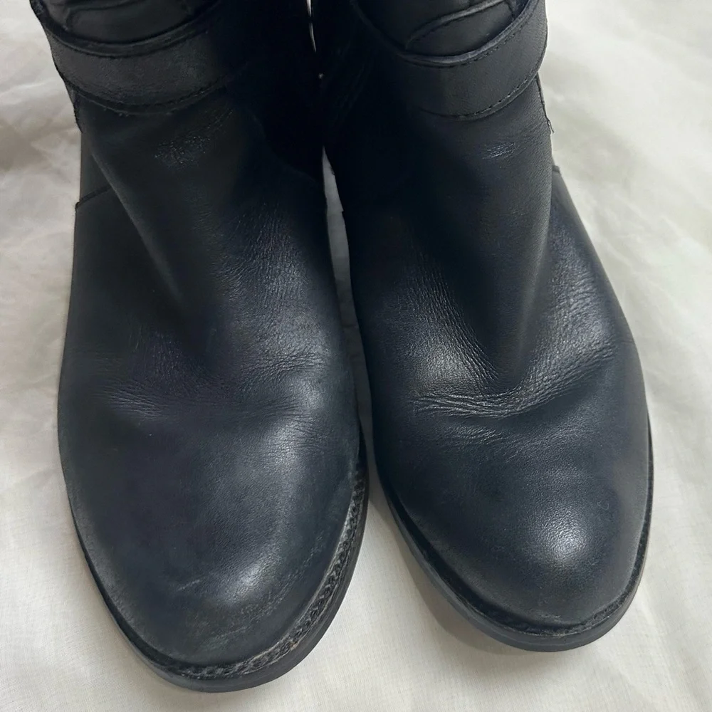 Gianni Bini Black and Tan knee high rounded leather boots size 7
